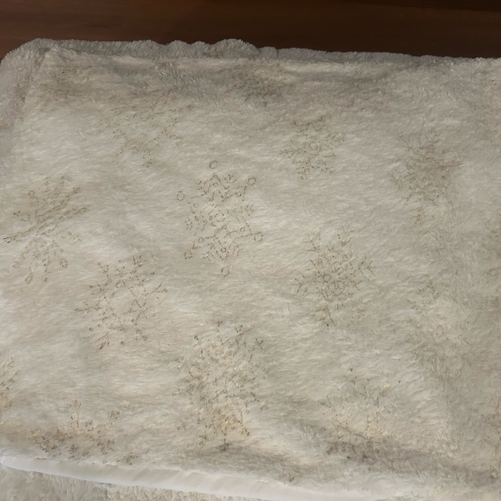 Snow Velvet Holiday Comforter Set - White/Gold-Full/Queen-There Is Some Shedding - Picture 3 of 5